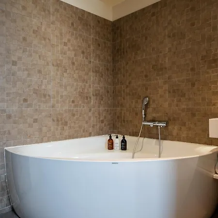 L'invitation Au Voyage - & 4*